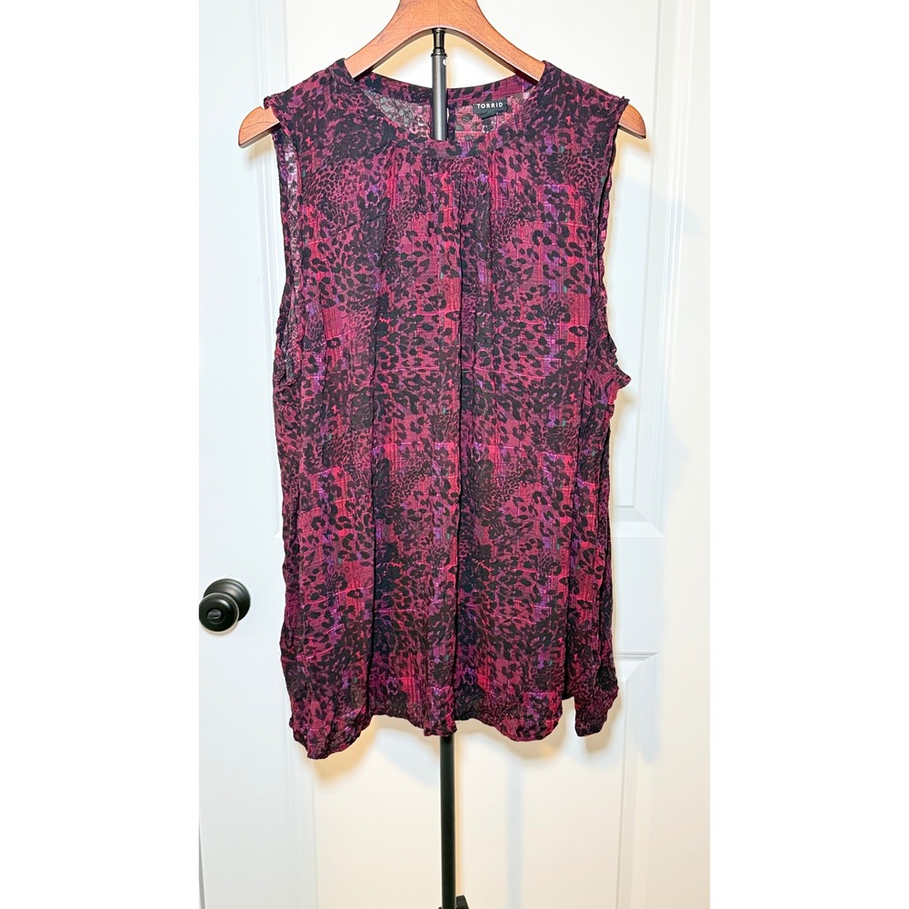 Torrid‎ Women 3 Magenta Purple Animal Print Sleeveless Pleated Rayon Blouse